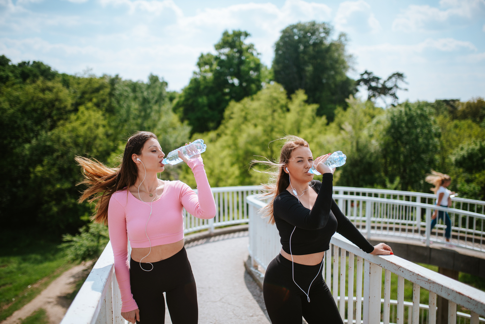 devojke piju vodu dok trče
